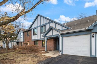 901 Yosemite Trail, Unit A5 in Roselle, IL - Building Photo
