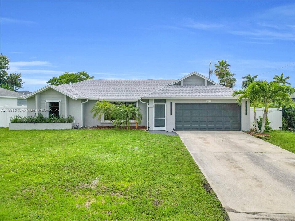 709 SW 9th Ave in Cape Coral, FL - Building Photo