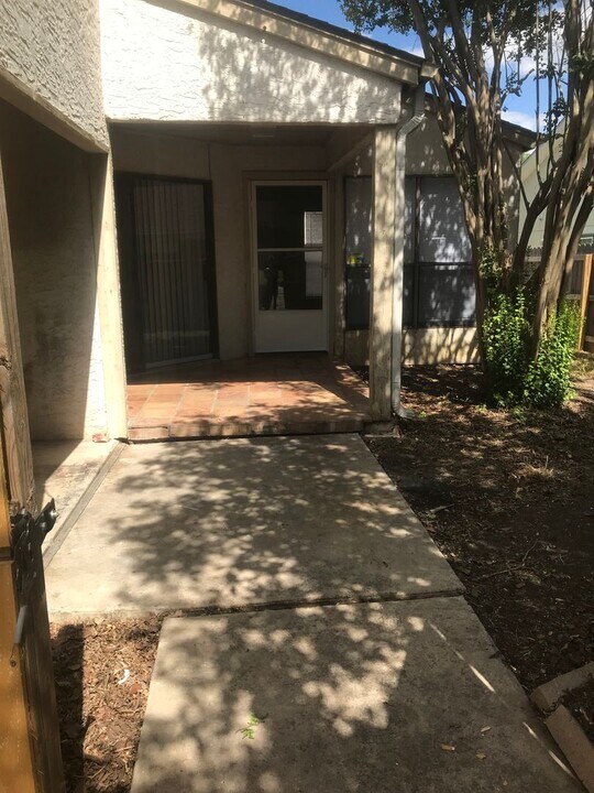 14406 Waddesdon Bluff in San Antonio, TX - Building Photo