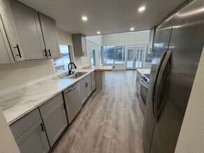 34761 S Shore Dr in Mount Vernon, WA - Foto de edificio - Building Photo