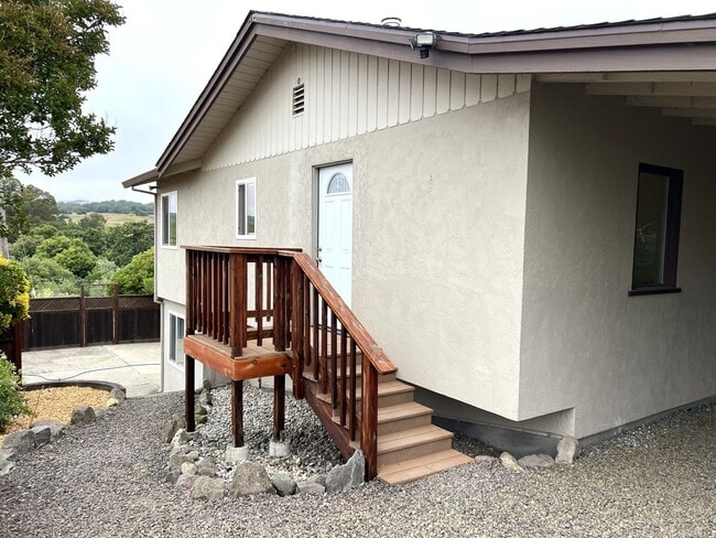 1099 Jacobsen Ln in Petaluma, CA - Building Photo - Building Photo