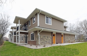 Pinewood Park Villas in Howard, WI - Foto de edificio - Building Photo