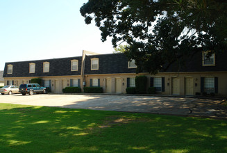 Clinton Commons in Clinton, MS - Foto de edificio - Building Photo