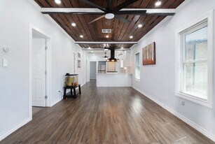 560 W Highland Blvd in San Antonio, TX - Building Photo