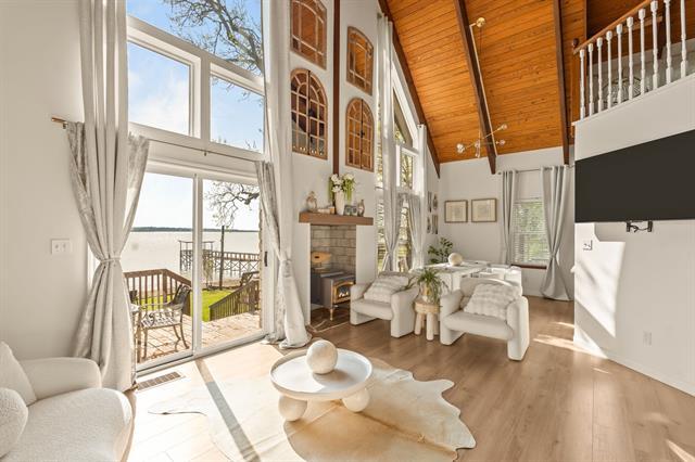 property at 916 W Lake Dr