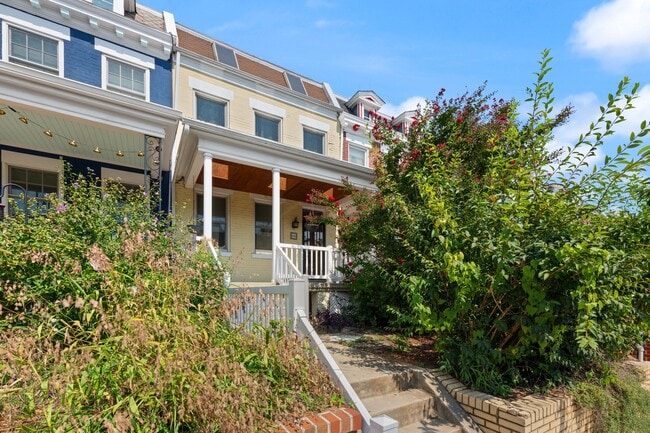 445 Newton Pl NW