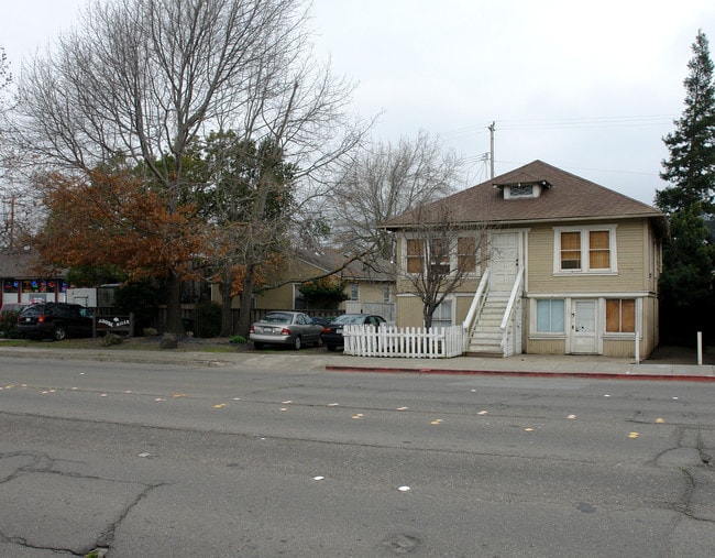 609-611 Petaluma Blvd S in Petaluma, CA - Foto de edificio - Building Photo