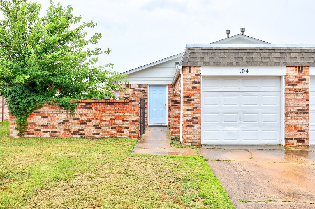 104 Crystal Cir in Norman, OK - Building Photo