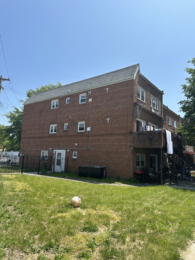 9202 242nd St in Bellerose, NY - Building Photo - Building Photo