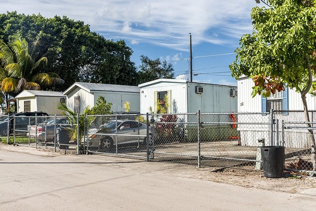 Palm Lakes Mobile Home Park in Miami, FL - Building Photo - Building Photo