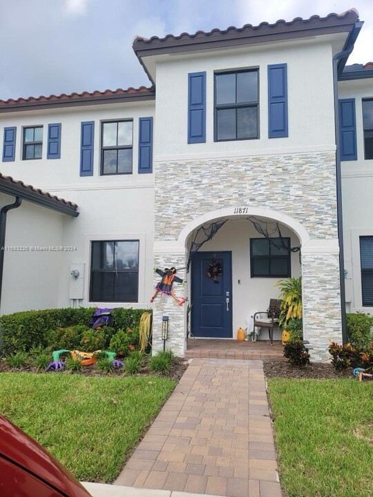 11871 SW 247th Ter in Princeton, FL - Foto de edificio