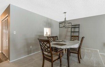 1407 Doolittle Dr in Bridgewater, NJ - Foto de edificio - Building Photo