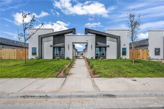 25 N 25th St in McAllen, TX - Foto de edificio - Building Photo