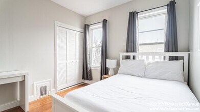 17 Cawfield St, Unit 1 in Boston, MA - Foto de edificio - Building Photo