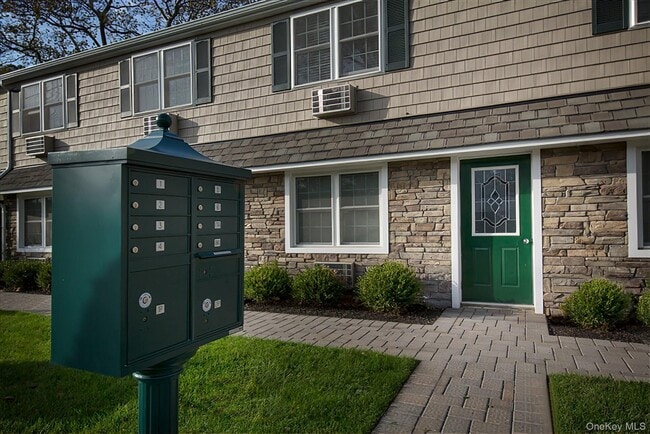 140 Orinoco Dr in Brightwaters, NY - Building Photo - Building Photo