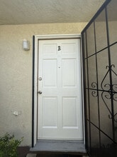 421 E Cedar Ave, Unit B in Burbank, CA - Building Photo - Building Photo