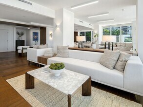 555 NE 34th St, Unit 610 in Miami, FL - Foto de edificio - Building Photo