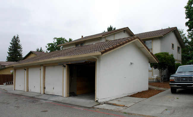 905 Civic Center Dr in Rohnert Park, CA - Foto de edificio - Building Photo