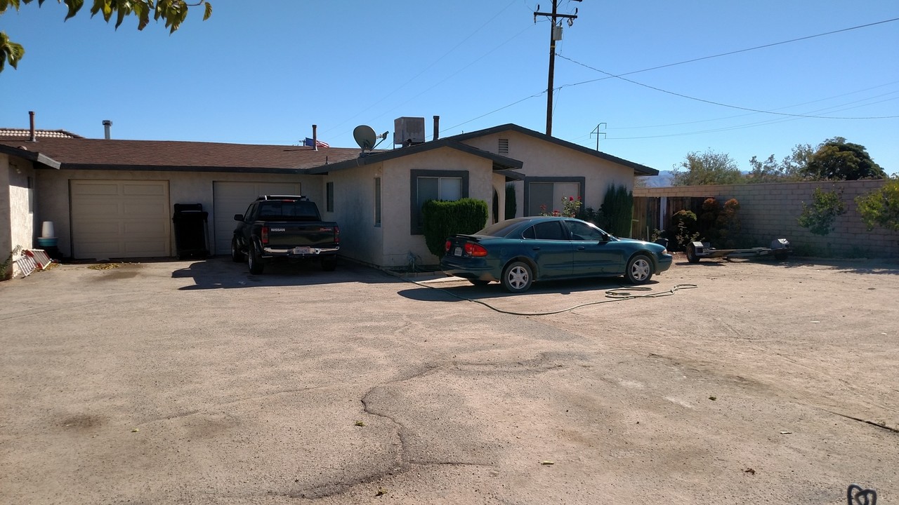 15857 Tokay St in Victorville, CA - Building Photo