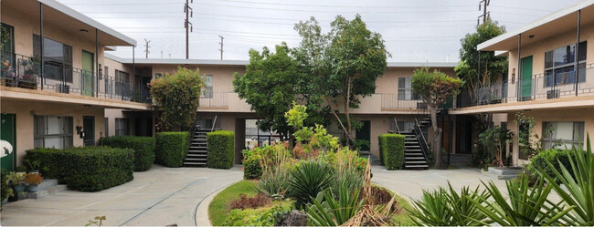 Crest View Apartments in Los Angeles, CA - Foto de edificio - Building Photo