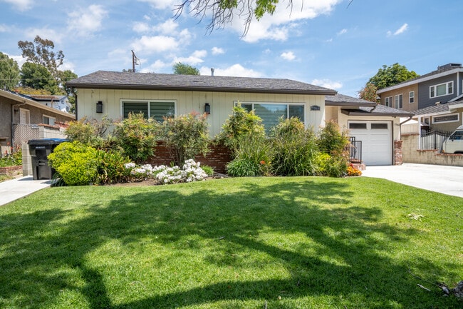 7768 Shadyspring Dr in Burbank, CA - Foto de edificio - Building Photo