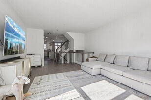 458 Buffalo Ct in West New York, NJ - Building Photo