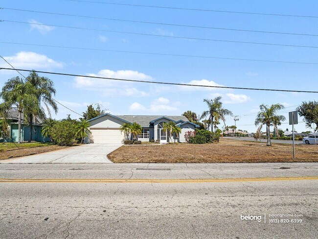 527 Rotonda Cir in Rotonda West, FL - Foto de edificio - Building Photo