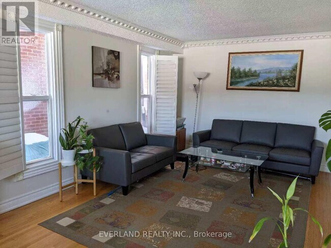 36 Rainthorpe Crescent in Toronto, ON - Building Photo - Building Photo