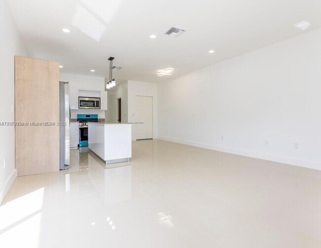 817 NW 7th Ave in Hallandale Beach, FL - Building Photo - Building Photo