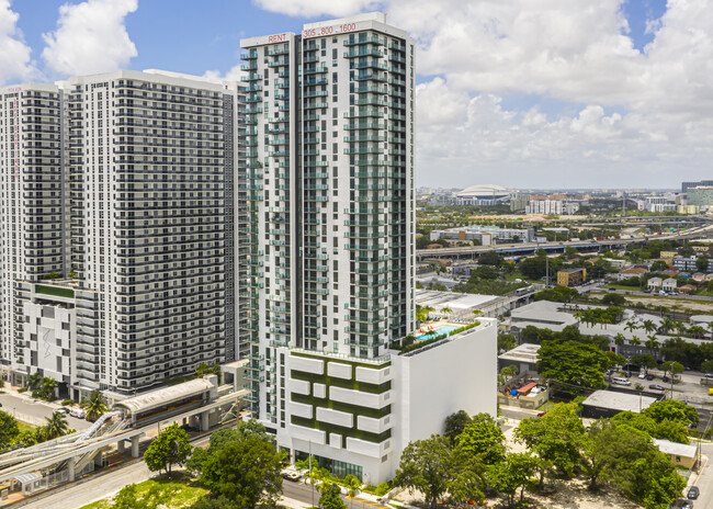 Miami Plaza in Miami, FL - Foto de edificio - Building Photo