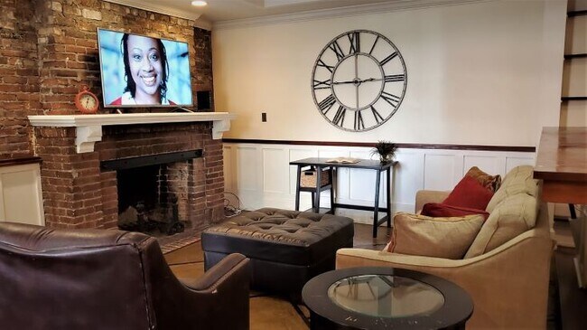 101 W Oglethorpe Ave in Savannah, GA - Building Photo - Building Photo