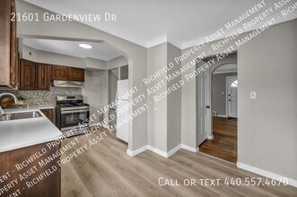 21601 Gardenview Dr in Maple Heights, OH - Building Photo - Building Photo