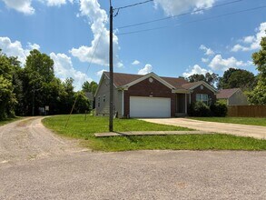 102 Sparrow Ct in Vine Grove, KY - Building Photo - Building Photo