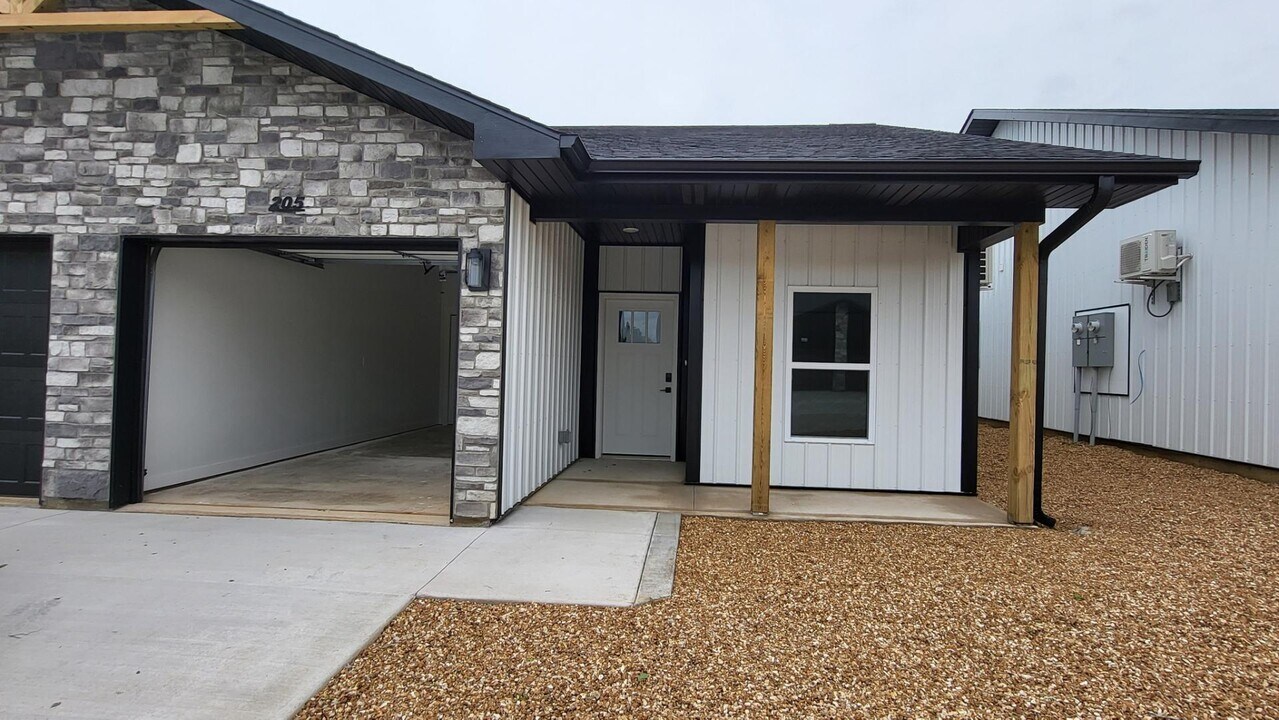 36 N Swan St in Fair Grove, MO - Building Photo