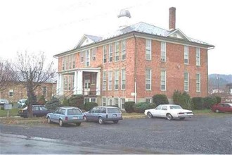 Schoolhouse Apartments in Craigsville, VA - Foto de edificio - Building Photo