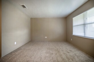 Royal Oaks Apartments in Lufkin, TX - Foto de edificio - Interior Photo