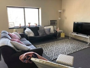 Simon Suites in Whitewater, WI - Foto de edificio - Building Photo