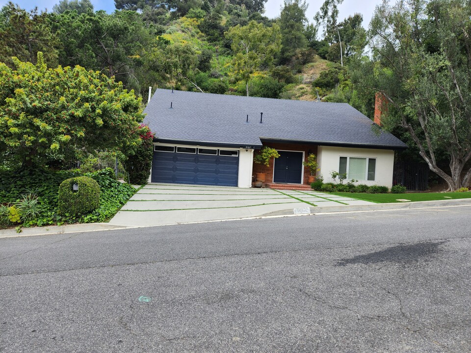 9767 Blantyre Dr in Beverly Hills, CA - Building Photo