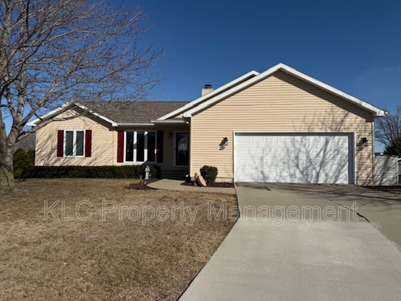 1105 NW Gabus Cir in Grimes, IA - Building Photo