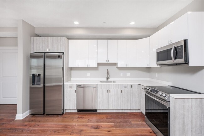 131 Addison St, Unit #1 in Boston, MA - Building Photo - Building Photo