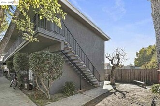 1639 82nd Ave, Unit 4 in Oakland, CA - Foto de edificio - Building Photo