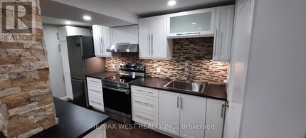 19 Elmbrook Crescent in Toronto, ON - Building Photo - Building Photo