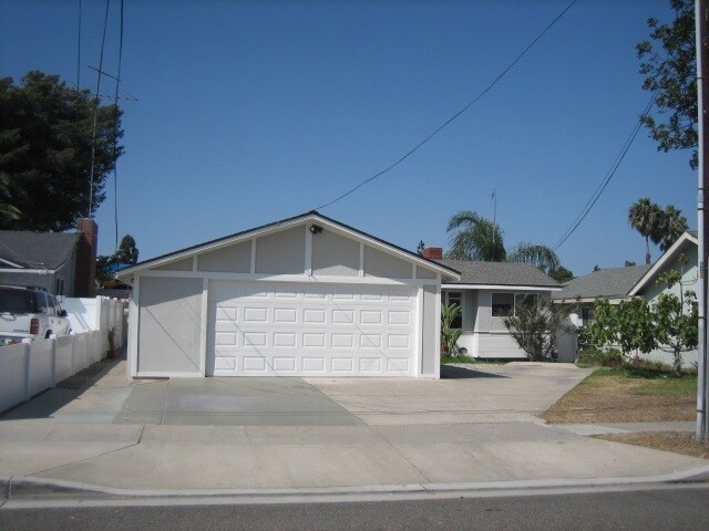 632 Plumer St in Costa Mesa, CA - Building Photo