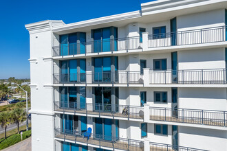 LA COLONNADE in Satellite Beach, FL - Foto de edificio - Building Photo