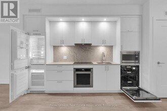 259 The Kingsway in Toronto, ON - Building Photo - Building Photo
