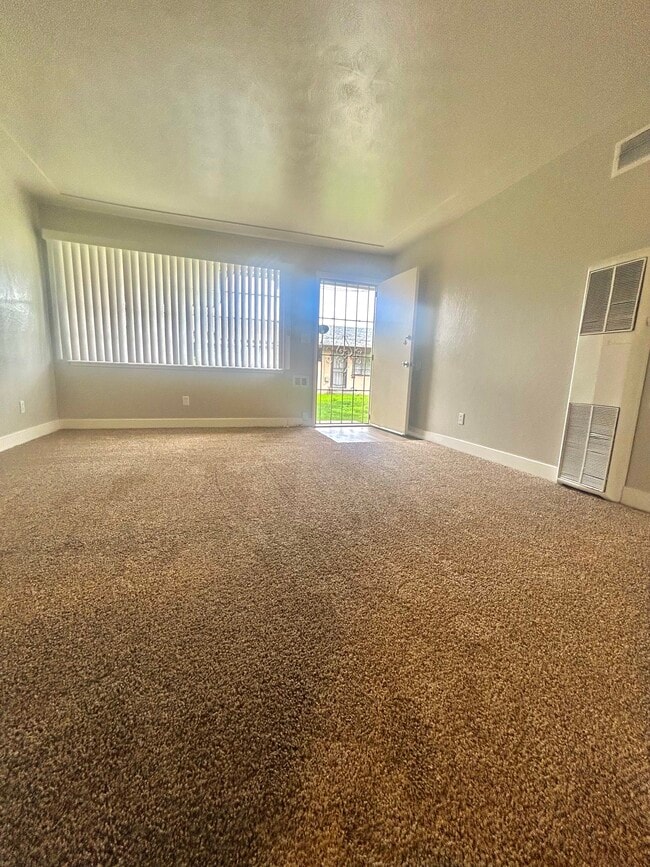 1930 N 1st St in Fresno, CA - Foto de edificio - Building Photo