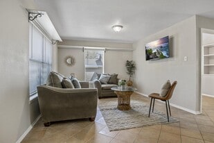 14102 N Hills Village Dr in San Antonio, TX - Building Photo