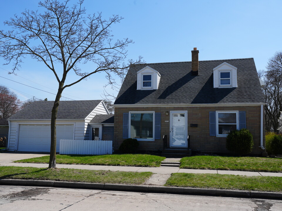 9031 W Concordia Ave in Milwaukee, WI - Foto de edificio