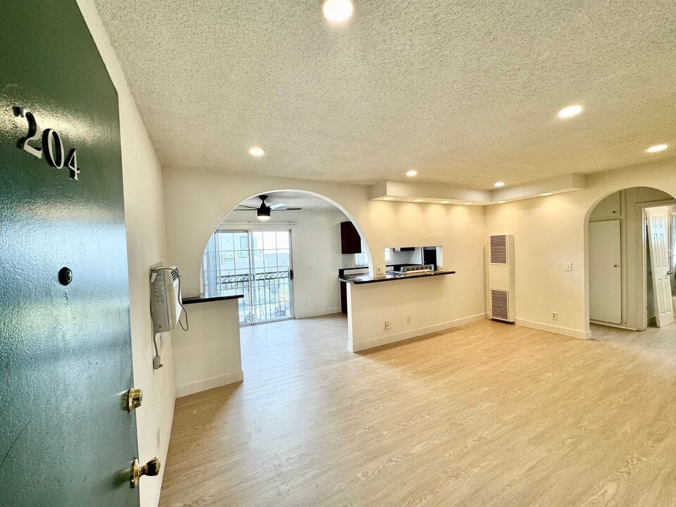 12504 Venice Blvd., Unit 204 in Los Angeles, CA - Building Photo