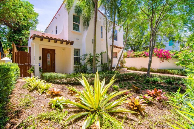 3514 Crystal Ct in Miami, FL - Building Photo - Building Photo